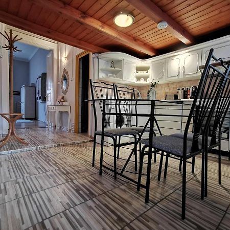 Belvarosi Vintage Apartman A Setaloutcan 미슈콜츠 외부 사진
